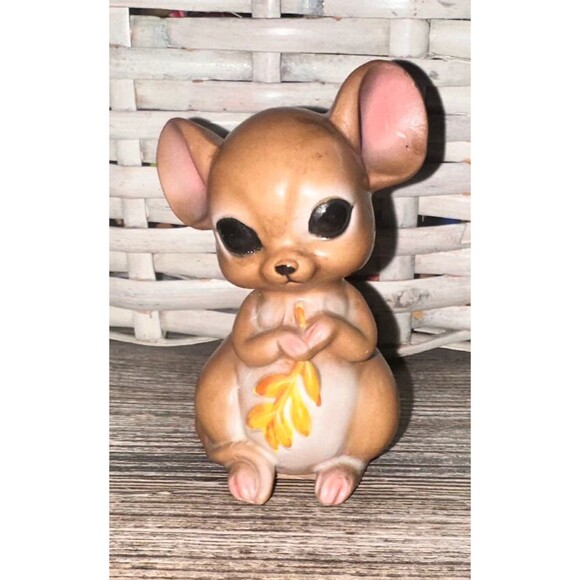 Vintage Josef Originals Sweet Mouse Figurine Holding Wheat with RARE Black Eyes - Picture 1 of 3